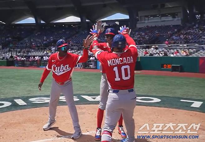 쿠바 몬카다가 투런포를 친 뒤 동료들의 축하를 받고 있다. WBC홈페이지 동영상 캡쳐