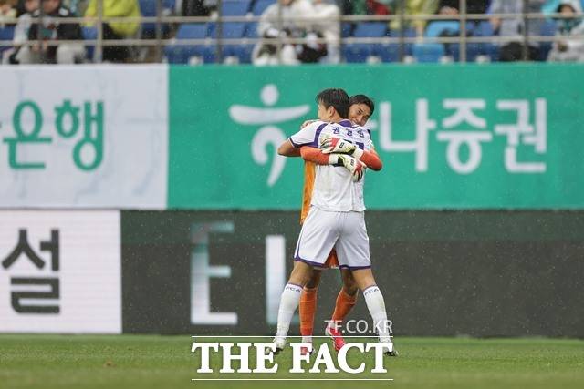 대전 원정경기에서 패배 위기를 극복하며 더 단단해진 안양의 골키퍼 김정훈과 권경원의 뜨거운 포옹./K리그