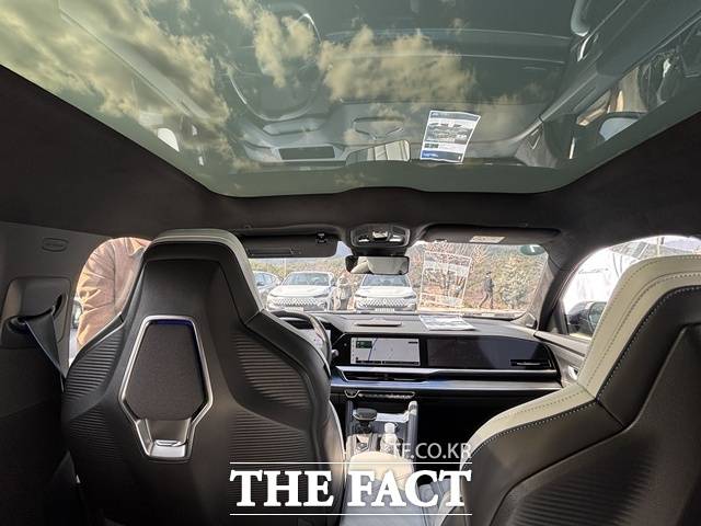 르노 필랑트 실내 모습. 파노라마 글라스 루프가 적용됐다. /황지향 기자