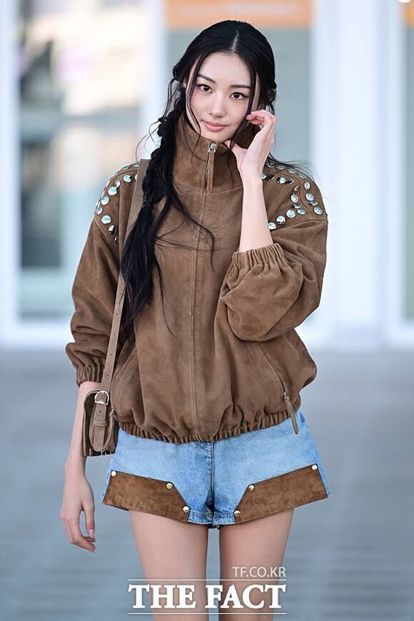 그룹 미야오의 가원이 7일 오전 인천국제공항에서 프랑스 파리로 출국하며 포즈를 취하고 있다. /인천국제공항=남윤호 기자