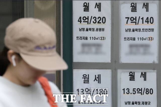 한국부동산원에 따르면 서울 아파트 평균 월세가 150만원을 넘어섰다. 전세 대출 규제 강화·입주 물량 감소가 겹치며 '전세의 월세화' 흐름이 빨라졌다는 분석이 나오고 있다. /뉴시스