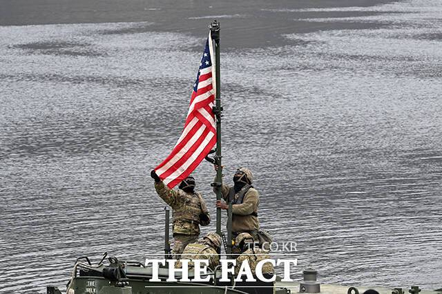 도널드 트럼프 미국 대통령이 이란의 쿠웨이트 공격으로 사망한 미군 장병 6인의 유해 귀환식에 참석한다. 사진은 기사 내용과 무관. /더팩트 DB