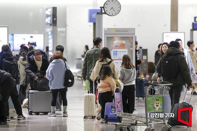 인천국제공항 제1여객터미널을 찾은 여행객들로 붐비고 있다. 강진형 기자