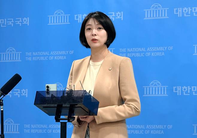 배현진 국민의힘 의원이 5일 서울 여의도 국회 소통관에서 당의 징계 효력 정지 가처분 신청 인용 결정 직후 기자회견을 하고 있다./뉴스1
