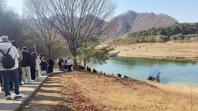 지난달 28일 단종 유배지인 강원도 영월 청령포 앞에 방문객들이 길게 줄을 서 있다. /연합뉴스