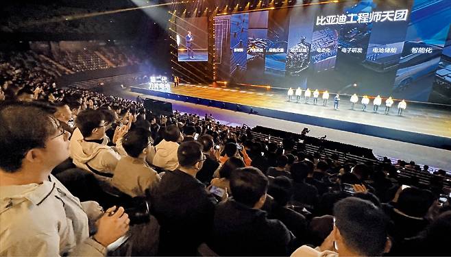 이벌찬 특파원지난 5일 중국 선전 유니버시아드센터 체육관에서 중국 1위 전기차 기업 BYD가 기술 발표회를 열었다. 왕촨푸 BYD 회장은 이날 “10%에서 97%까지 충전하는 데 단 9분이면 된다, 세계에 존재하지 않았던 속도”라며 최신 모델을 선보였다. 체육관 16개 구역을 가득 채운 3000여명은 왕 회장의 한마디 한마디에 환호를 보냈다.