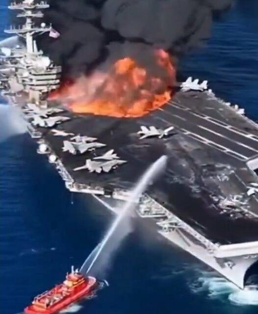 이란의 미사일 공격으로 미 링컨항모에 화재가 크게 번지고 있는 모습, 그런데 불을 꺼야 하는 소방선은 엉뚱한 곳에 물을 뿌리고 있다./ X