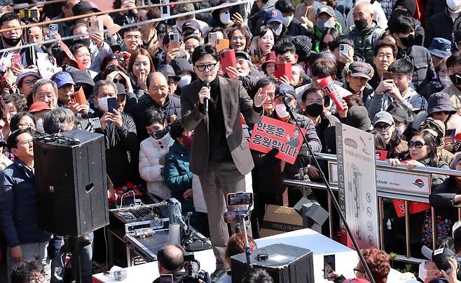 한동훈 전 국민의힘 대표가 7일 부산 북구 구포시장을 방문, 무대에 올라 지지자들에게 인사하고 있다./뉴시스