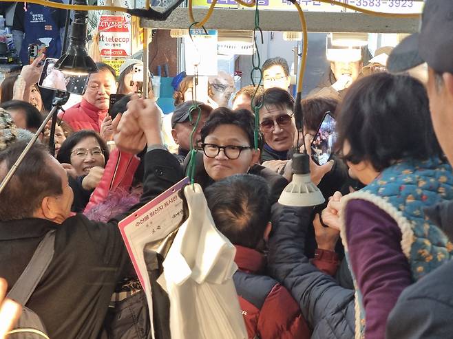 한동훈 전 국민의힘 대표가 7일 부산 구포시장을 찾았다./뉴스1