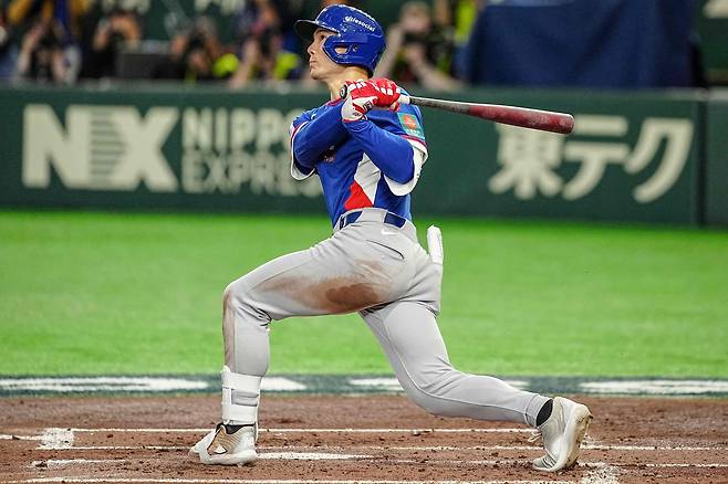 7일 도쿄돔에서 열린 월드베이스볼클래식(WBC) 조별리그 C조 대만과 체코의 경기에서 대만의 스튜어트 페어차일드가 만루 홈런을 치고 있다. /AFP 연합뉴스