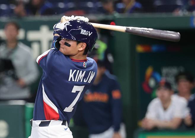 7일 일본 도쿄돔에서 열린 2026 월드베이스볼클래식(WBC) 조별리그 C조 2차전 대한민국과 일본의 경기. 8회초 2사 1·2루 한국 김주원이 1타점 적시타를 치고 있다. /연합뉴스