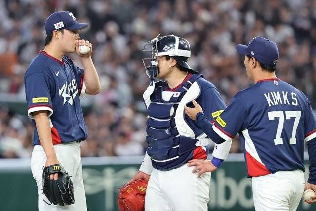 한국 야구 대표팀 투수 김영규(NC), 포수 박동원(LG), 김광삼 투수 코치. 도쿄=뉴시스