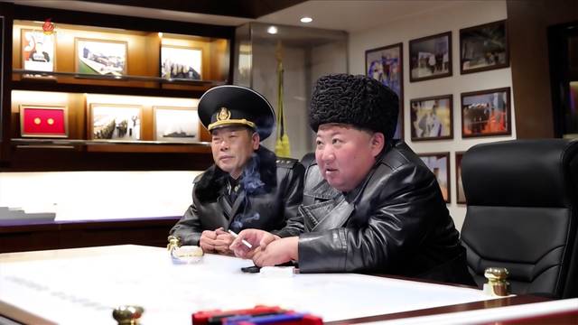 구축함 ‘최현호’ 함내서 담배 피우는 김정은 북한 국무위원장  [조선중앙TV 화면=연합뉴스]