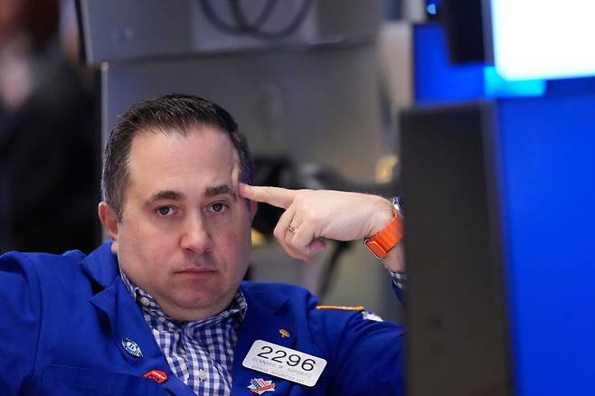 이란 전쟁 장기화 우려 속에 국제 유가가 폭등한 충격으로 6일(현지시간) 뉴욕 증시 주요 지수가 일제히 큰 폭으로 하락했다. 이날 뉴욕증권거래소(NYSE)에서 한 중개인이 망연자실한 표정으로 앉아있다. AP 뉴시스