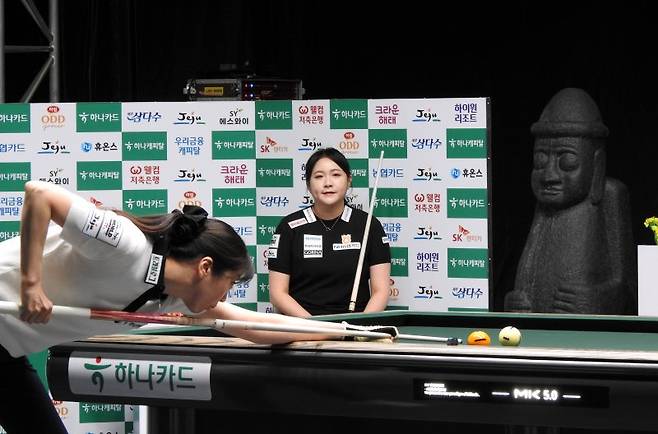 6일 제주한라체육관에서 열린 ‘하나카드·하나캐피탈·제주특별자치도 PBA-LPBA 월드챔피언십 2026’ LPBA 32강 경기에서 김민아가 사카이 아야코의 샷을 지켜보고 있다. 이번 대회에는 세계 19개국 선수들이 참가해 총상금 6억원을 두고 경쟁한다. /사진=뉴시스