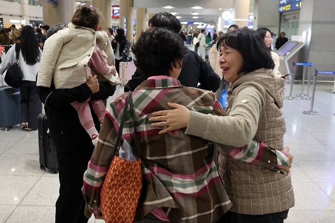 지난 6일 오후 인천국제공항에서 아랍에미리트(UAE)를 출발해 귀국한 승객들이 가족들과 인사를 나누고 있다. 뉴스1