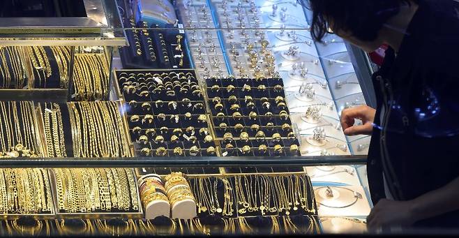 서울 시내 금은방에 금이 진열돼 있다. 뉴시스