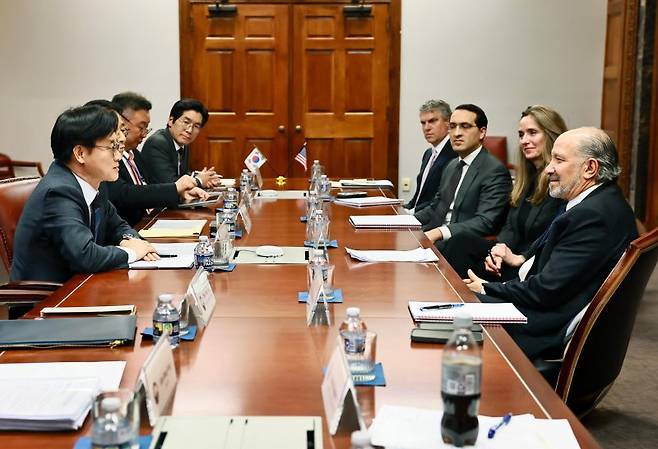 김정관 산업통상부 장관(왼쪽 첫번째)이 지난 1월 29일(현지시간) 미국 워싱턴DC 상무부 회의실에서 하워드 러트닉 미국 상무부 장관(오른쪽 첫번째)과 관세 등 통상현안을 논의하고 있다. 뉴시스