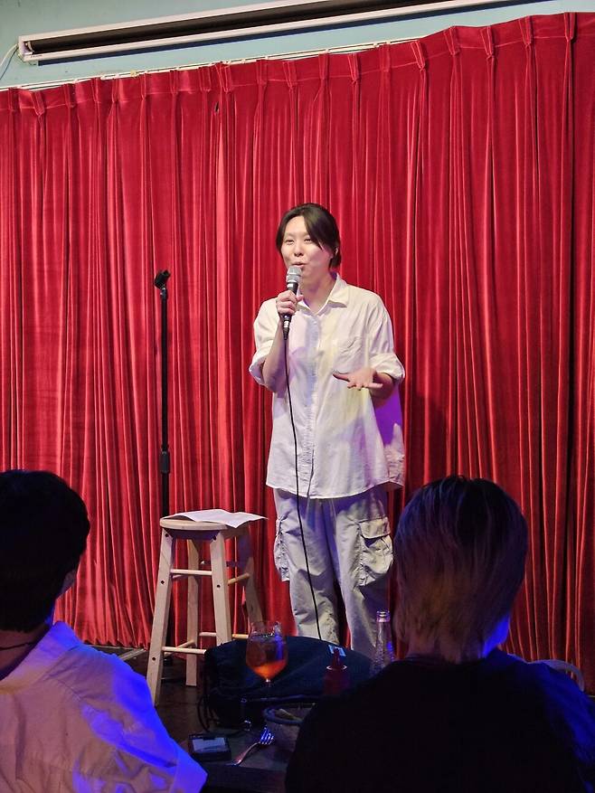 스탠드업 코미디 공연을 하고 있는 ‘블러디 퍼니’ 크루 고은별씨. 고은별 제공.