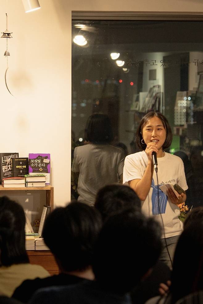 2024년 제주코미디클럽을 열고 무대에서 에너지를 분출하는 서서희씨. 서서희 제공