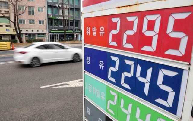 6일 서울의 한 주유소에 유류 가격이 표시돼 있다. 중동 리스크와 수급 불안정성에 따라 서울 평균 휘발유 가격이 리터당 1900원을 넘는 등 국내 기름값이 엿새 연속 오름세를 보이고 있다. 한편, 정부합동반은 이날부터 주유소를 직접 방문해 가격 동향과 판매 상황을 점검하는 현장 점검에 나설 예정이다. 뉴스1