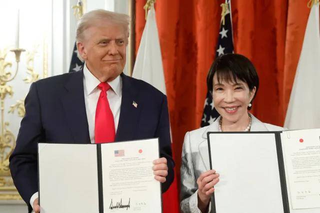 도널드 트럼프(왼쪽) 미국 대통령과 다카이치 사나에 일본 총리가 지난해 10월 28일 도쿄 아카사카궁에서 미일 무역 협정에 서명한 후 포즈를 취하고 있다. AP 연합뉴스