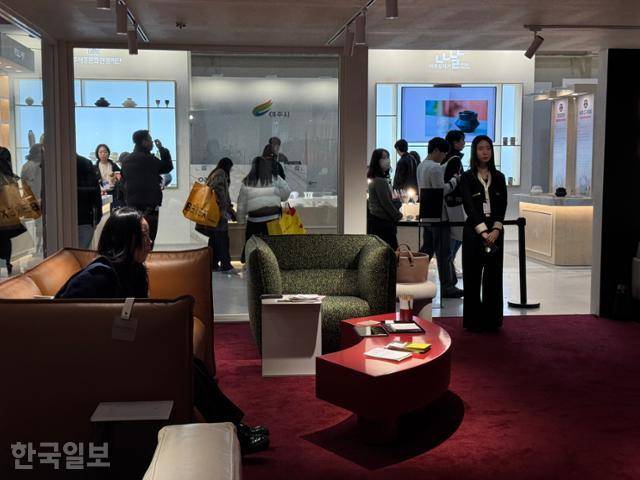 서울리빙디자인페어가 진행된 지난달 27일 서울 강남구 코엑스 알로소 전시장을 찾은 관람객이 소파에 앉아 보고 있다. 오지혜 기자