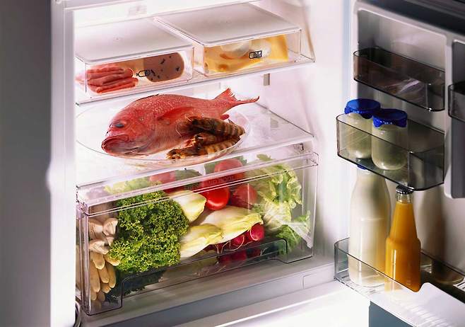 냉장고 서랍을 올바르게 사용하면 식재료를 신선하게 보관할 수 있다. /클립아트코리아