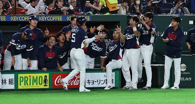 <yonhap photo-4729="">7일 일본 도쿄돔에서 열린 2026 WBC 조별리그 C조 2차전 대한민국과 일본의 경기. 1회초 무사 1, 3루 한국 이정후의 적시타로 홈을 밟은 김도영이 동료선수들과 하이파이브를 하고 있다. 2026.3.7 [연합뉴스]</yonhap>