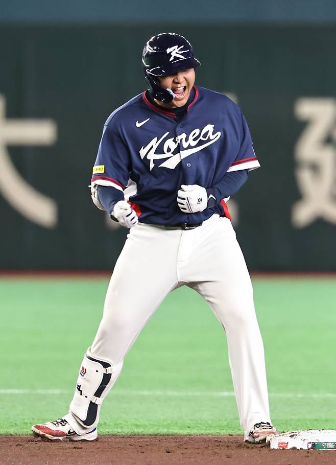 <yonhap photo-4816="">7일 일본 도쿄돔에서 열린 2026 WBC 조별리그 C조 2차전 대한민국과 일본의 경기. 1회초 2사 1, 2루 한국 문보경이 2타점 2루타를 치고 환호하고 있다. 2026.3.7 [연합뉴스]</yonhap>