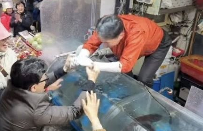 한동훈 전 대표가 7일 부산 북구 구포시장에서 상인과 인사하고 있다. (온라인 캡처)