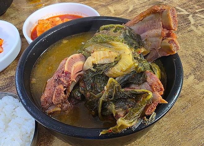 일등식당의 뼈해장국. 사진 송원섭 기자