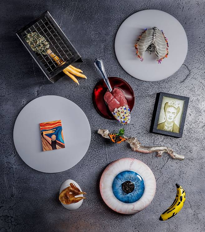 기묘한 모양의 알케미스트 대표 요리들. 지구 환경, 기아, 동물복지 등을 비롯해 앤디 워홀의 작품, 조지 오웰의 소설 『1984』 등에서 얻은 영감으로 요리하는 것이 특징이다(바나나, 눈동자). [사진 알케미스트]