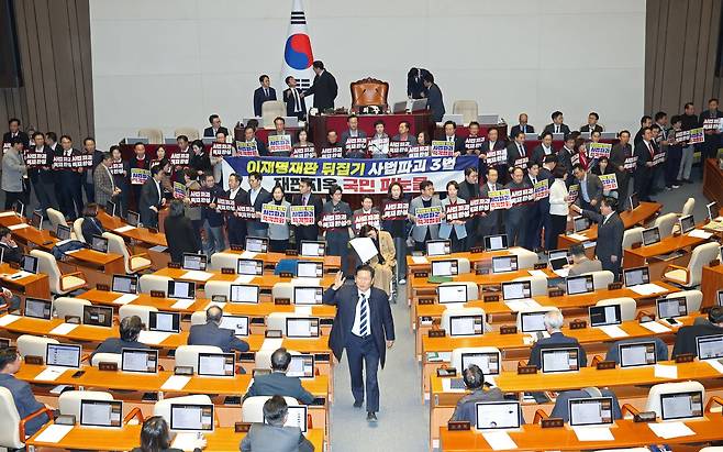 국민의힘 의원들이 지난달 27일 국회에서 피켓 농성을 하고 있다. [뉴스1]