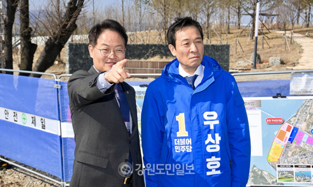 ▲ 우상호 더불어민주당 강원도지사 예비후보가 허영(춘천·철원·화천·양구갑) 국회의원과 함께 7일 춘천역 앞 캠프페이지 부지와 춘천대교 찾아 춘천 역세권 개발사업과 도시재생 혁신지구, 상중도 호수정원 조성 사업 등 주요 현안을 점검하고 발전 방안을 논의했다. 방도겸 기자