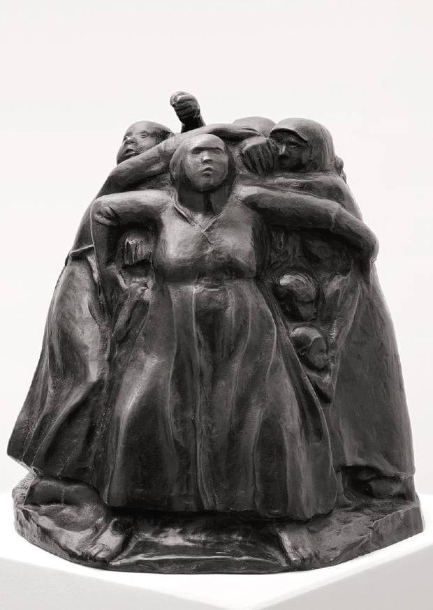 '어머니들의 탑'(1937~1938). 아이들을 감싸 안고 벽을 이루는 어머니들의 모습이다. /케테 콜비츠 미술관, 베를린