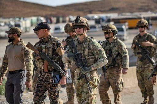 2021년 11월 1일 미군 병사들이 시리아 북동부 세말카 국경 검문소 인근, 이라크 쿠르드 자치 지역과의 접경 지역을 순찰하고 있다. 사진=AFP·연합뉴스