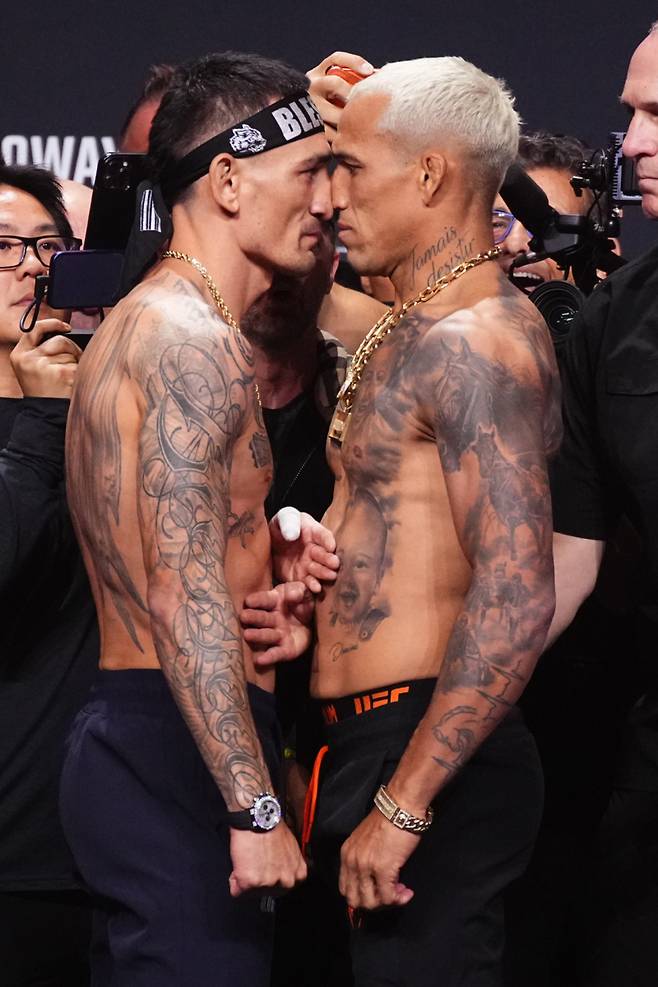 맥스 할로웨이와 찰스 올리베이라가 8일 오전 11시 타이틀전을 펼친다. UFC 제공