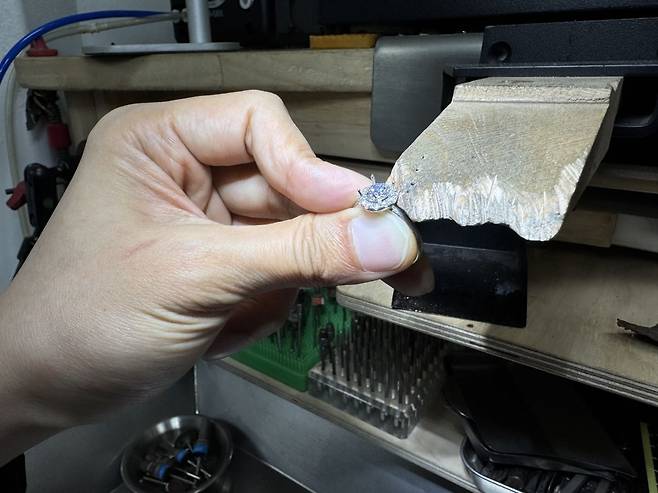 강씨가 자신의 태장대에 반지를 대고 있다. 태장대는 세공사의 손길에 따라 자신만의 모양을 가지게 된다. 백재연 기자