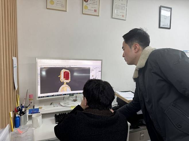 강씨가 함께 일하는 김진우(43) 부장과 주얼리의 3D모델링을 확인하고 있다. 백재연 기자