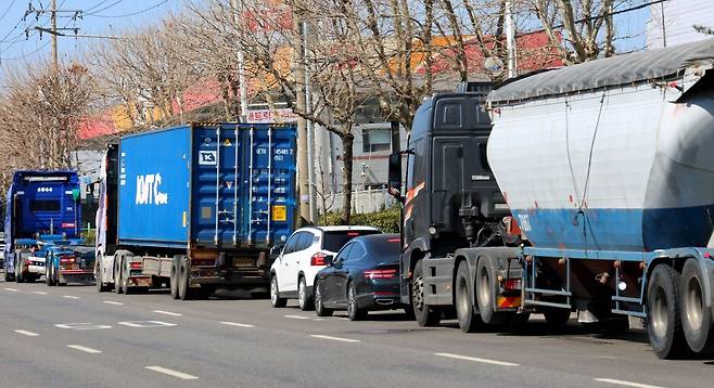 미국과 이스라엘의 이란 공습 여파로 국내 주유소 휘발유와 경유 가격이 가파르게 상승하고 있는 가운데 7일 인천 중구의 한 주유소 앞에 저렴한 가격의 주유소를 찾는 대형화물차량과 승용차들이 늘어 서 있다. 연합뉴스