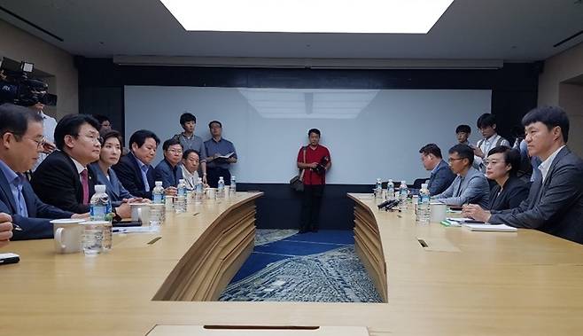 ▲ 2019년 9월5일 자유한국당 지도부와 미디어특별위원들이 네이버에 항의 방문했다. 사진=미디어오늘.