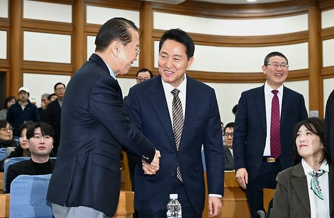 오세훈 서울시장이 6일 국회 의원회관에서 열린 용산국제업무지구 관련 정책토론회에서 권영세 국회의원과 인사를 나누고 있다.  <서울시>