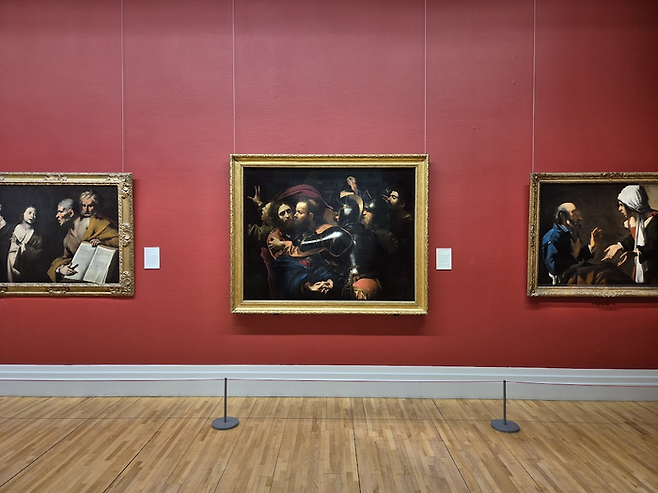 카라바조 [그리스도의 체포]는 멀리서 볼수록 더 놀랍다. ©김슬기