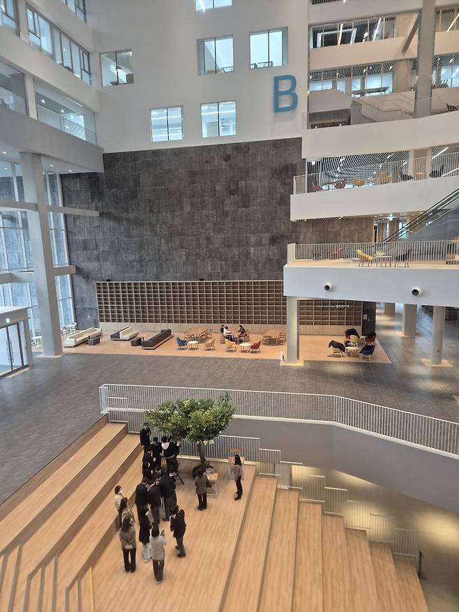 서울시교육청 신청사 내부는 시민과 학생들을 위한 공간이 많아 개방감이 느껴지는 대신, 사무공간은 상대적으로 부족하다는 평도 나온다. [이용익 기자]