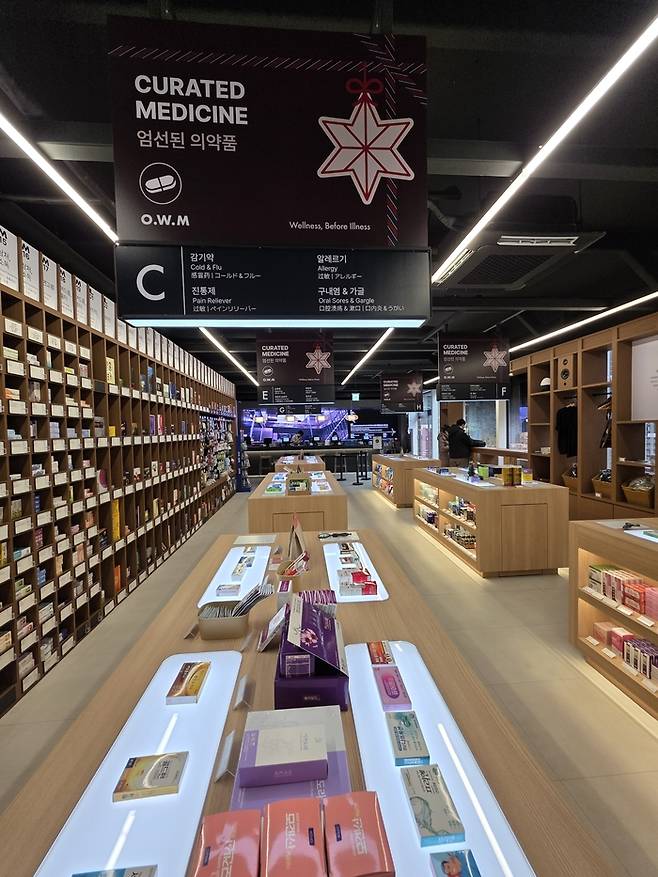 OWM은 일반약, 건강기능식품도 감도 높은 공간 기획을 통해 세련되게 전시해 눈길을 사로잡고 있다.(박수호 기자 촬영)