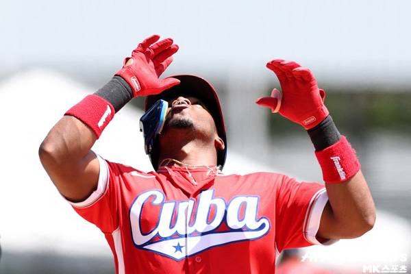 요안 몬카다는 투런 홈런을 때렸다. 사진(푸에르토리코 산 후안)=ⓒAFPBBNews = News1