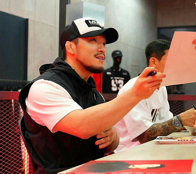 ‘유짓수’ 유수영이 2025년 7월 서울특별시 UFC스포츠 성수점에서 팬 사인회 일정을 소화하고 있다. 사진=TKO