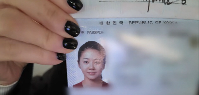 고현정이 10년 전 여권 사진을 공개하며 솔직한 반응을 전했다. 사진=고현정 유튜브 채널