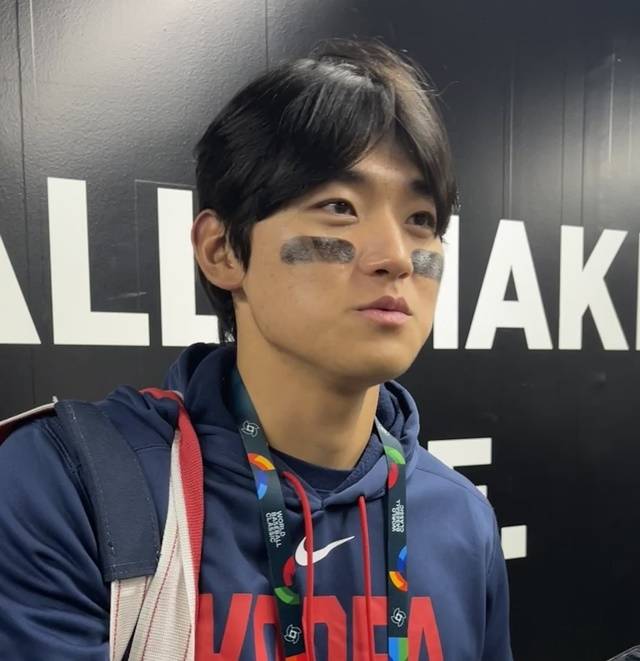 5일 일본 도쿄돔에서 열린 2026 월드베이스볼클래식 1차전 체코와의 경기를 마친 한국 야구 대표팀 김도영(기아 타이거즈)이 취재진과 인터뷰하고 있다. 사진=연합뉴스